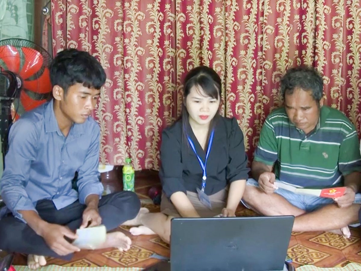 Luân phiên nhau xuống tận bản, vào từng mái nhà sàn, các thành viên tổ công nghệ cộng đồng ở huyện Đakrông trở thành 