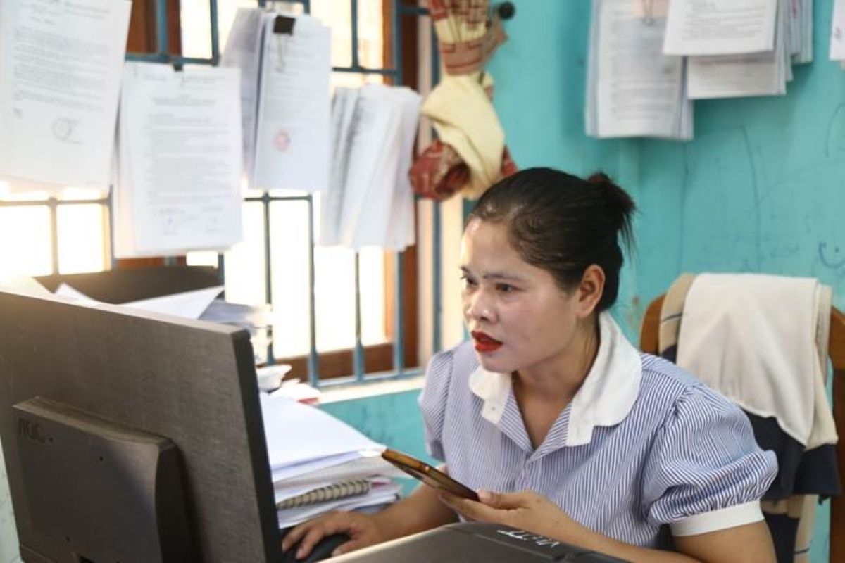 Chị Hồ Thị Ca Chiu, cán bộ văn hóa xã A Vao - Thành viên tổ công nghệ cộng đồng kiểm tra lại thiết bị hàng trang đưa công nghệ số về bản