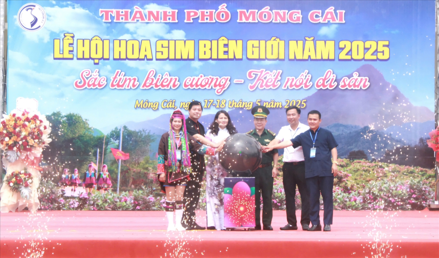 Các đại biểu thực hiện nghi thức nhấn nút khai mạc Lễ hội hoa sim năm 2025