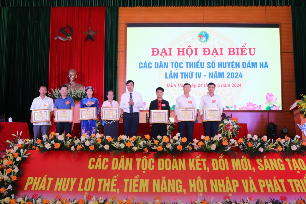 Ông Nịnh Văn Toàn (thứ hai từ phải sang) - tấm gương sáng về học và làm theo Bác 