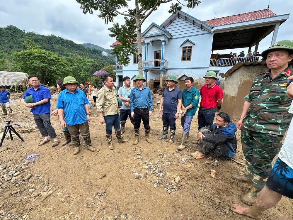 Ông Nguyễn Đăng Bình, Phó Bí thư Tỉnh ủy, Chủ tịch UBND tỉnh cùng đoàn công tác đến kiểm tra hiện trường chỉ đạo khắc phục hậu quả.(Ảnh:TL)