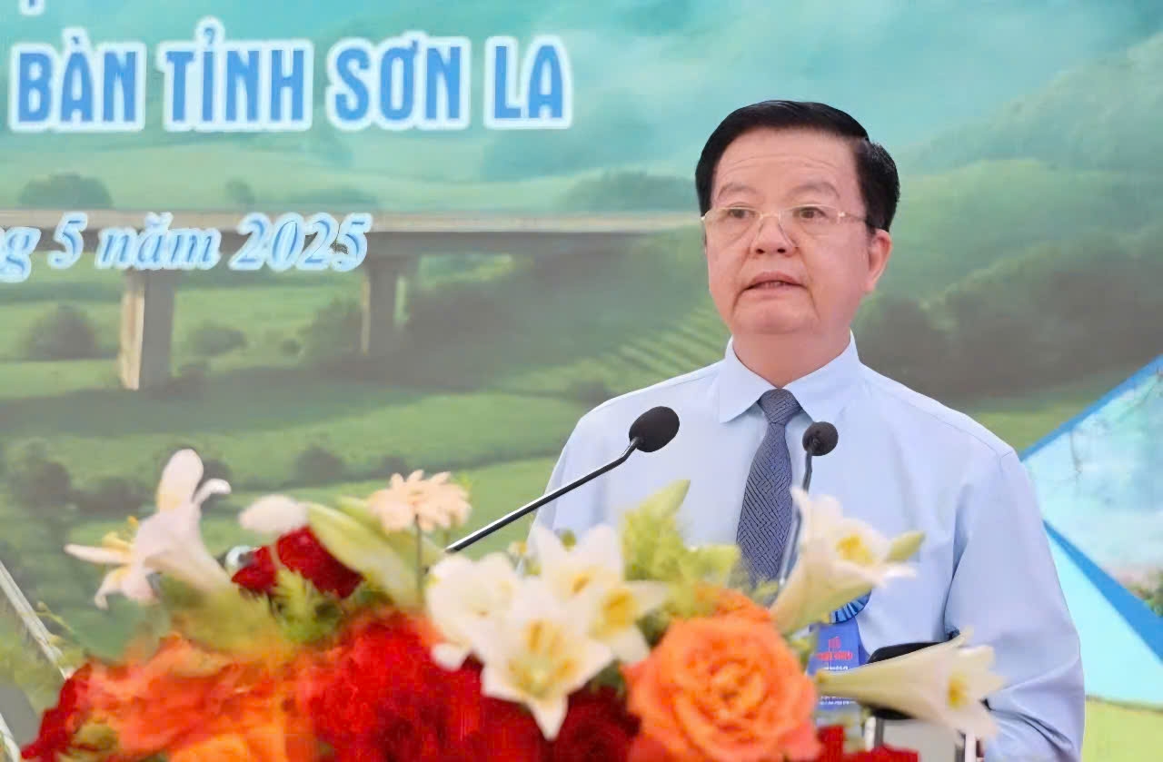 Đồng chí Mai Văn Chính, Phó Thủ tướng Chính phủ, phát biểu tại lễ khởi công tuyến đường bộ cao tốc Hòa Bình-Mộc Châu