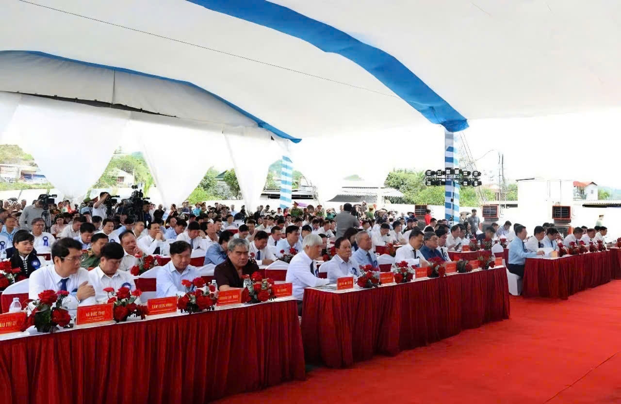 Các đại biểu dự lễ khởi công tuyến đường bộ cao tốc Hòa Bình-Mộc Châu