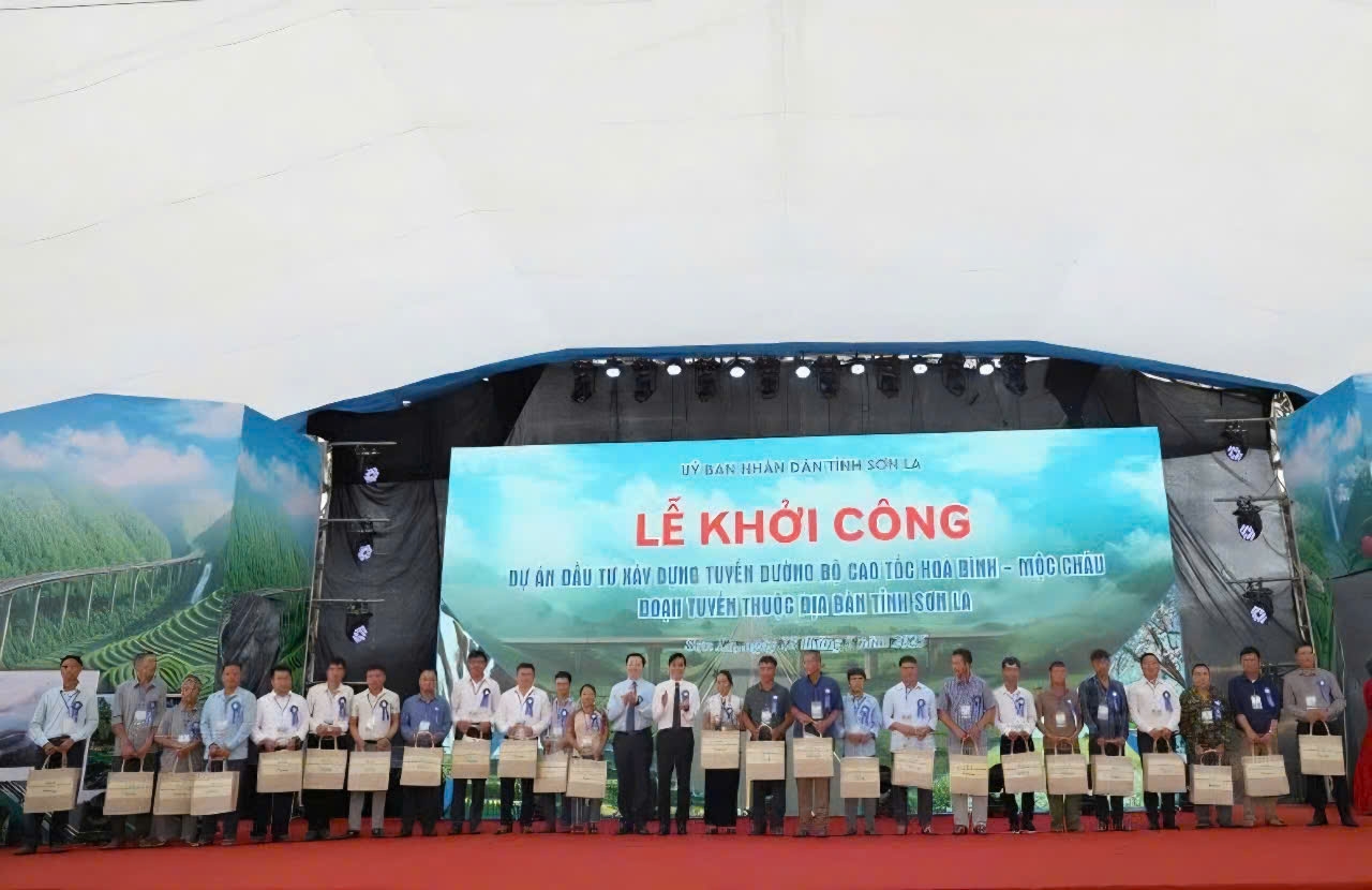 Đồng chí Mai Văn Chính, Phó Thủ tướng Chính phủ và lãnh đạo tỉnh Sơn La tặng quà cho các cá nhân tiêu biểu trong thực hiện dự án