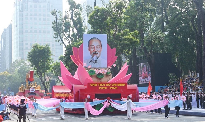 Rước chân dung Chủ tịch Hồ Chí Minh trong chương trình diễu binh, diễu hành kỷ niệm 50 năm Ngày Giải phóng miền Nam, thống nhất đất nước (30/4/1975-30/4/2025)