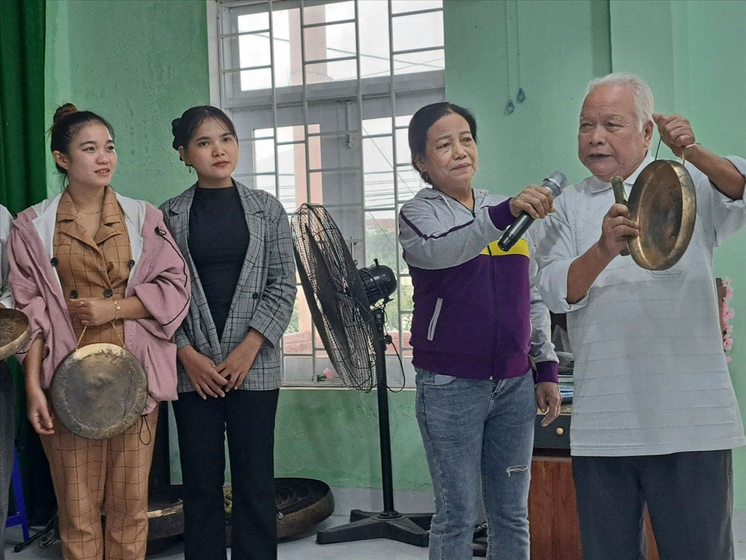 Thấm nhuần lời dạy của Bác trong những lần được gặp, dù công tác ở cương vị nào Nghệ nhân Ưu tú Yang Danh cũng luôn hoàn thành suất xắc nhiệm vụ và giờ đây ở cái tuổi "xưa nay hiếm" ông vẫn miệt mài truyền dạy văn hoá truyền thống cho lớp trẻ
