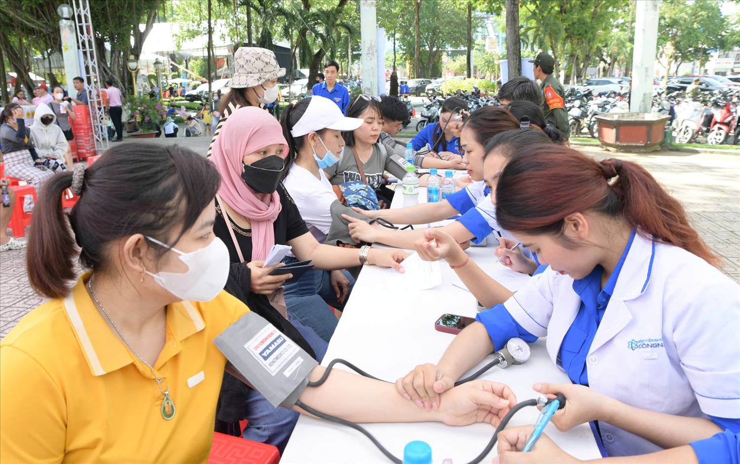 Khám bệnh, tư vấn sức khỏe, cấp phát thuốc miễn phí