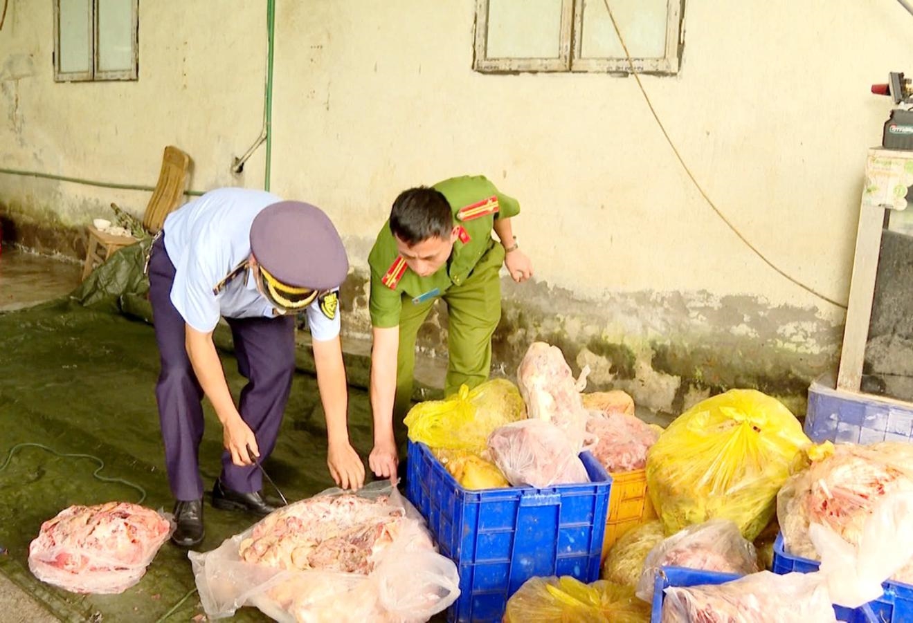 Đội Quản lý thị trường Số 2 huyện Vị Xuyên phối hợp với ngành chức năng huyện kiểm đếm số lượng thực phẩm có dấu hiệu bị phân hủy. Ảnh: Phi Anh