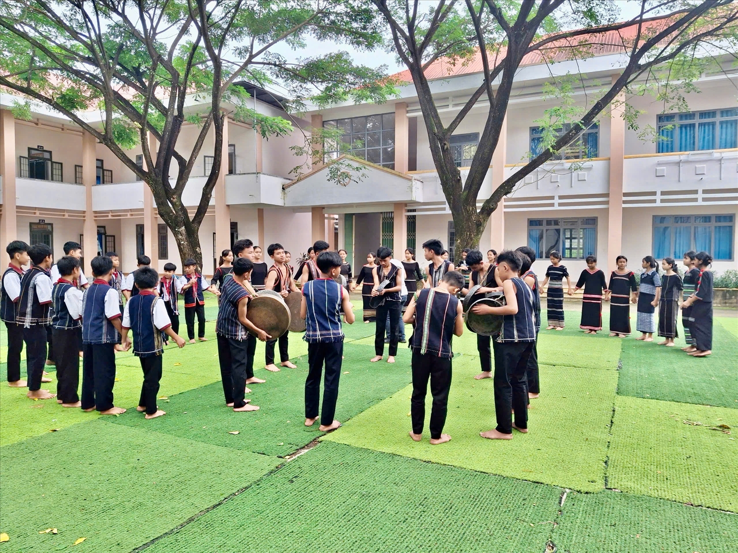 Học sinh Trường PT DTNT THCS huyện Đam Rông học đánh chiêng