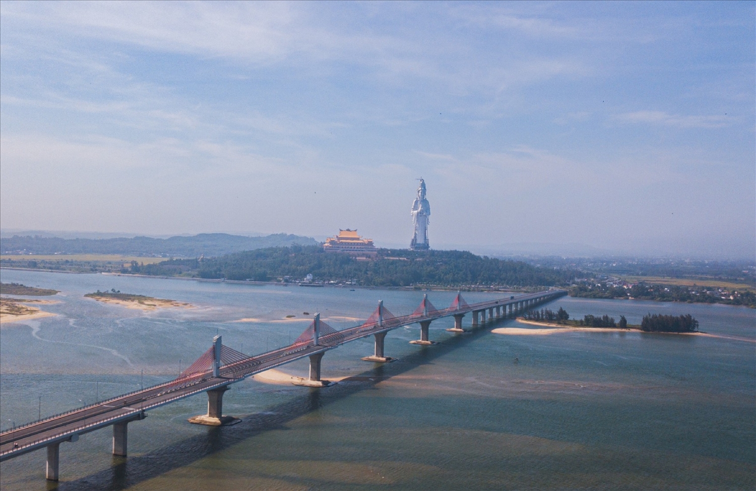 Chùa Minh Đức tọa lạc trên đỉnh núi Thiên Mã là điểm du lịch tâm linh đặc sắc tại Quảng Ngãi.