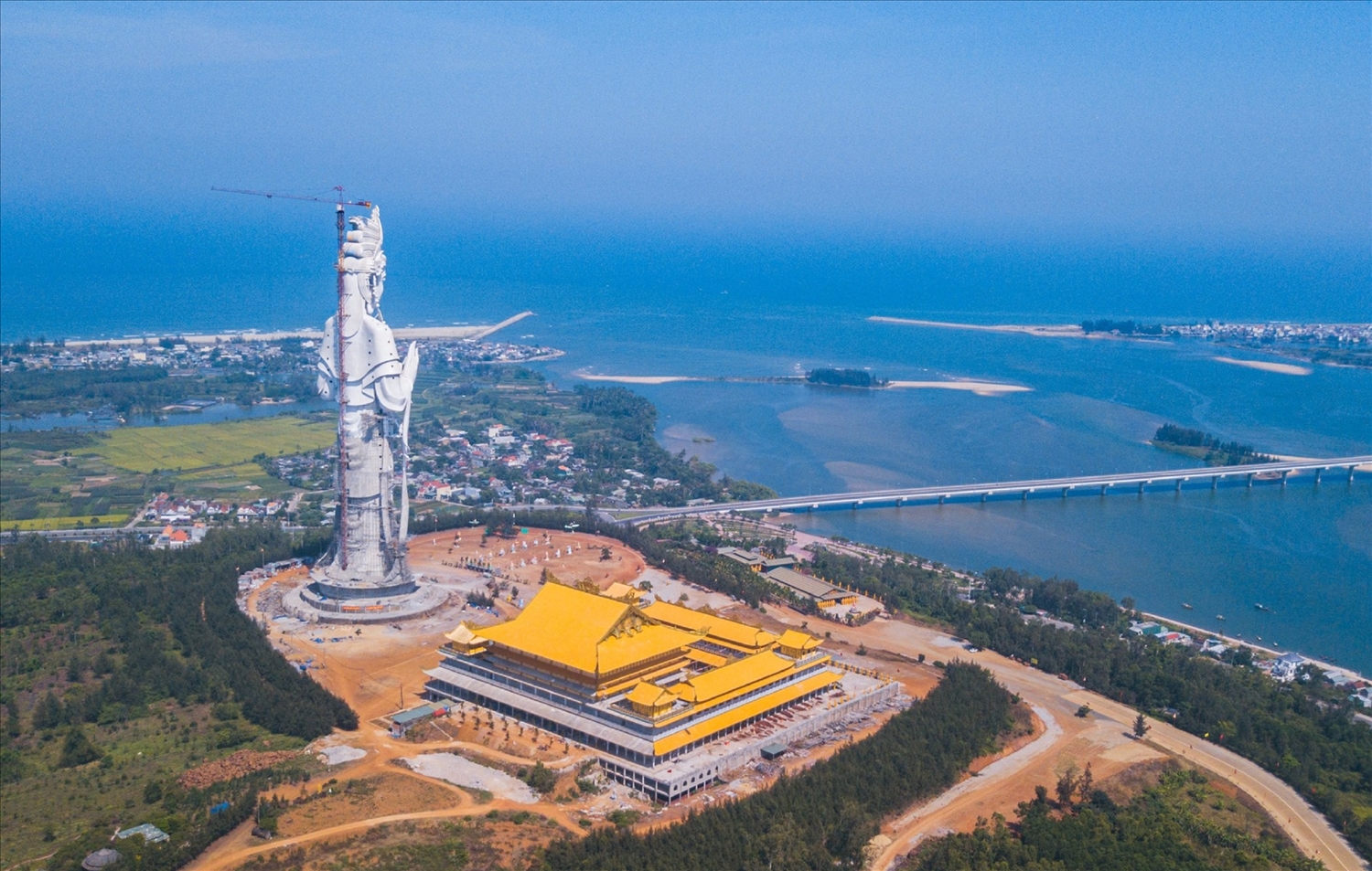 Bức tượng tượng Bồ Tát Quán Thế Âm nhìn ra biển đang trong quá trình hoàn thiện. Đây cũng là điểm ấn tượng nhất của chùa.