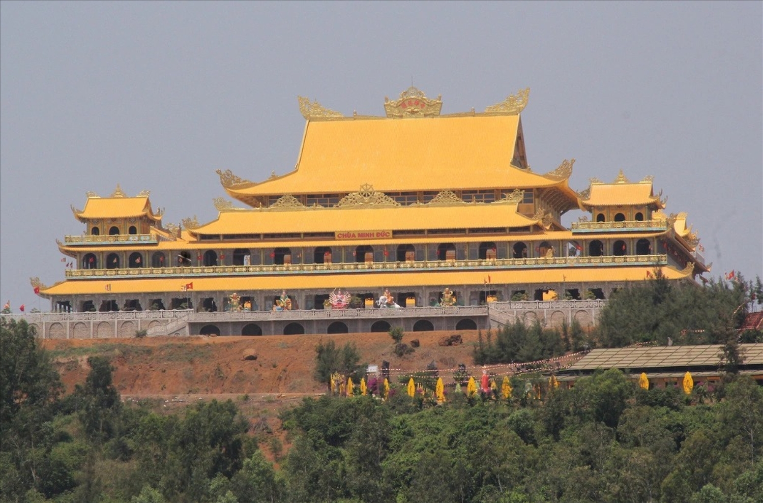 Chùa Minh Đức được trang trí màu vàng ươm sự dịu nhẹ cùng với những điêu khắc tỉ mỉ vô cùng độc đáo, tạo nên khung cảnh vô cùng trang nghiêm.