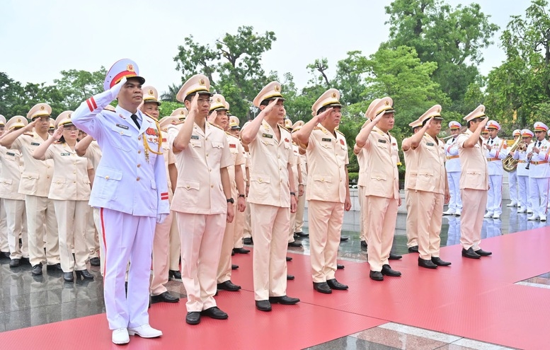 Đoàn đại biểu Đảng ủy Công an Trung ương-Bộ Công an tưởng niệm các Anh hùng liệt sĩ - Ảnh: VGP/Nhật Bắc