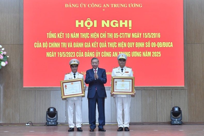 Tổng Bí thư Tô Lâm trao tặng Huân chương Quân công hạng Ba cho đồng chí Trung tướng Tô Ân Xô và Huân chương Chiến công hạng Nhì cho đồng chí Thiếu tướng Đặng Hồng Đức. (Ảnh: ĐĂNG KHOA)