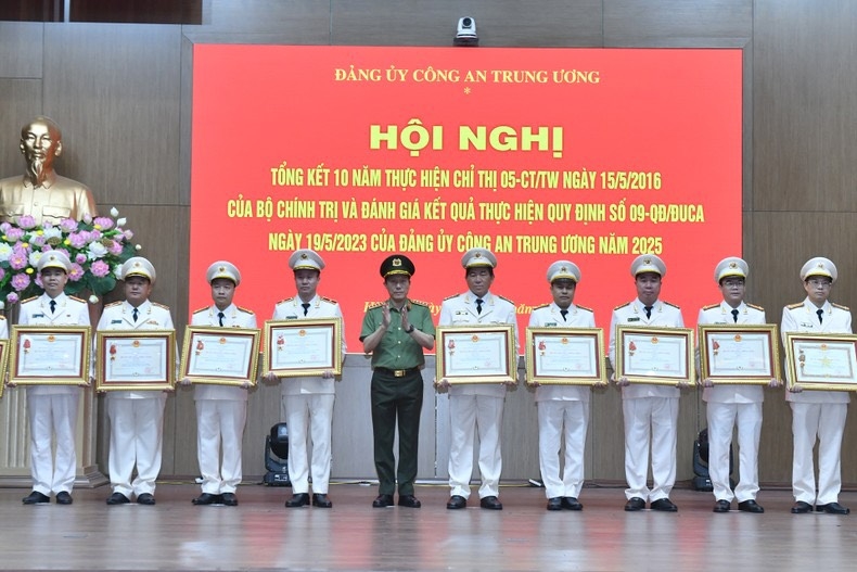 Đồng chí Lương Tam Quang, Ủy viên Bộ Chính trị, Bộ trưởng Công an trao tặng các Huân chương cho các tập thể và cá nhân. (Ảnh: ĐĂNG KHOA)