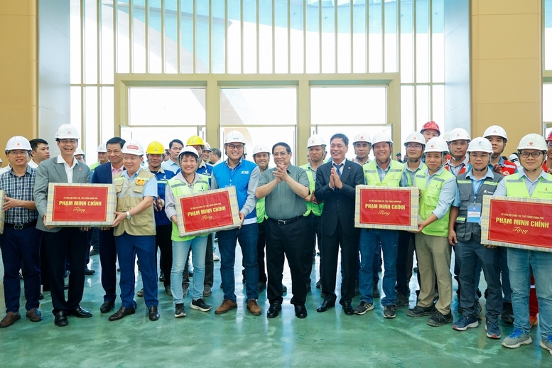 Thủ tướng tặng quà cán bộ, công nhân thi công trên công trường - Ảnh: VGP/Nhật Bắc