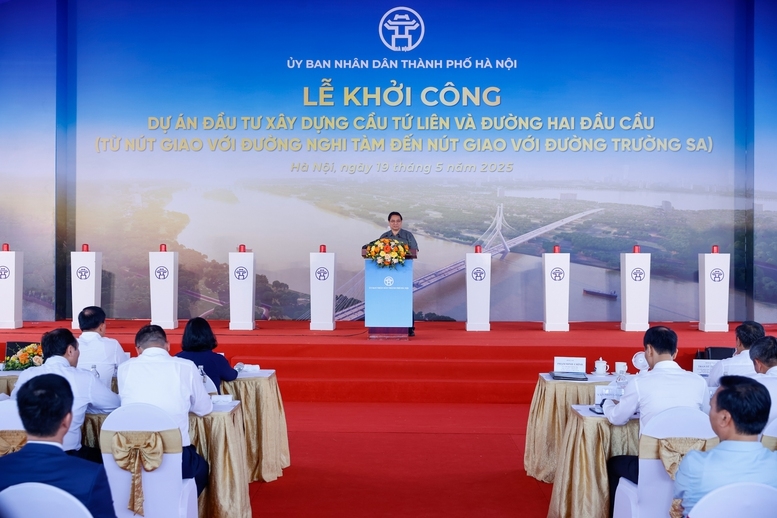 Thủ tướng nhấn mạnh dự án cầu Tứ Liên sẽ góp phần giải quyết vấn đề giao thông của Hà Nội, kết nối giữa các khu vực của Hà Nội, kết nối vùng, kết nối quốc tế qua các sân bay Nội Bài và sân bay Gia Bình - Ảnh: VGP/Nhật Bắc