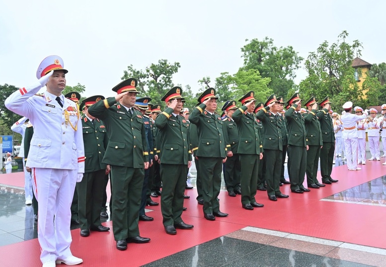 Đoàn đại biểu Quân ủy Trung ương-Bộ Quốc phòng tưởng niệm các Anh hùng liệt sĩ - Ảnh: VGP/Nhật Bắc