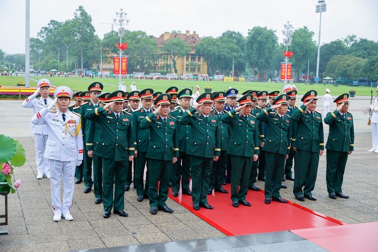 Đoàn đại biểu Quân ủy Trung ương-Bộ Quốc phòng vào Lăng viếng Bác - Ảnh: VGP/Nhật Bắc