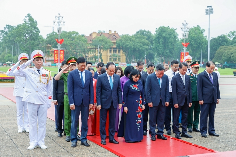 Đoàn đại biểu Thành uỷ, HĐND, UBND TP. Hà Nội viếng Bác - Ảnh: VGP/Nhật Bắc