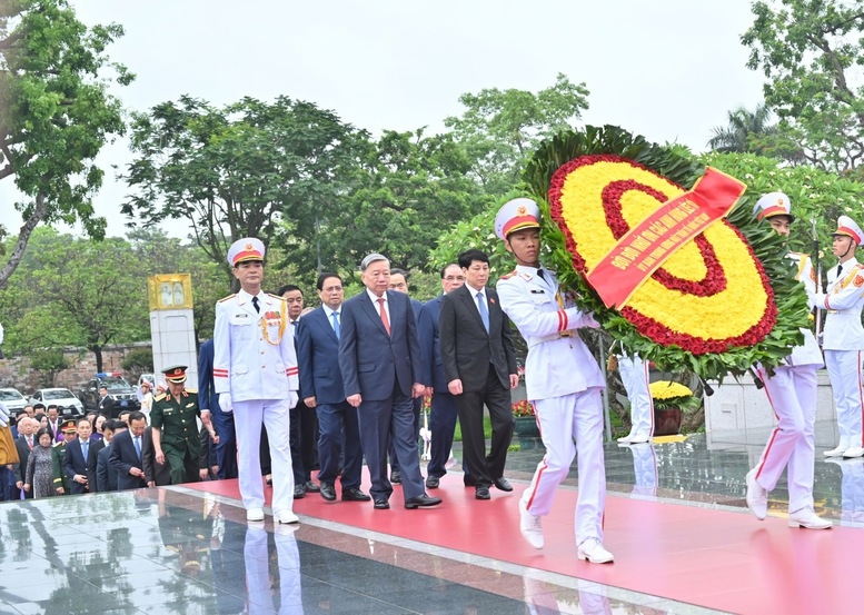 Các đồng chí lãnh đạo Đảng, Nhà nước, nguyên lãnh đạo Đảng, Nhà nước đặt vòng hoa, tưởng niệm các Anh hùng liệt sĩ - Ảnh: VGP/Nhật Bắc