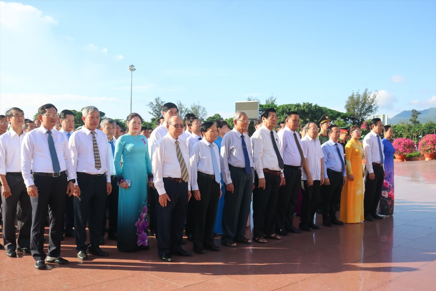 Các đại biểu dâng hoa trước Tượng đài Nguyễn Sinh Sắc - Nguyễn Tất Thành, thể hiện sự tưởng nhớ và tri ân của Đảng bộ, chính quyền, quân và dân tỉnh Bình Định đối với công lao to lớn của Chủ tịch Hồ Chí Minh
