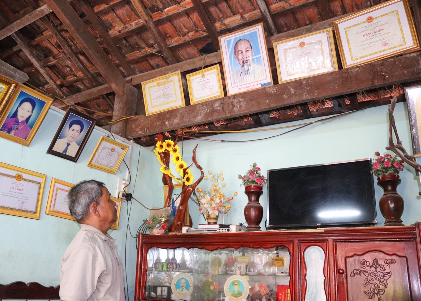 Trong nhà người dân A Xây, di ảnh Bác Hồ luôn được đặt ở vị trí trang trọng nhất