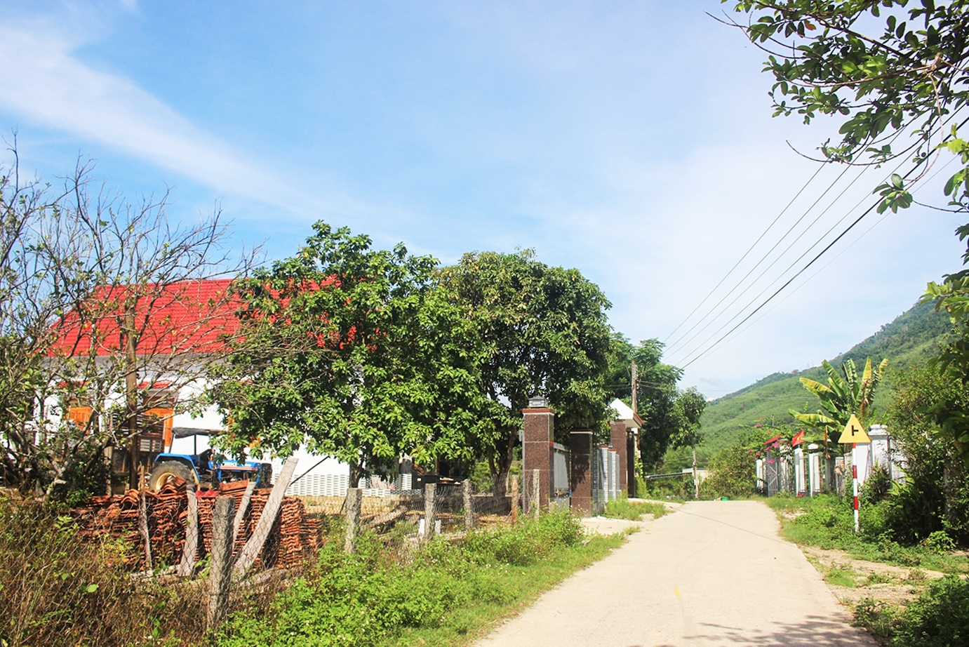 Thôn A Xây ngày càng giàu đẹp, người dân đều có nhà kiên cố