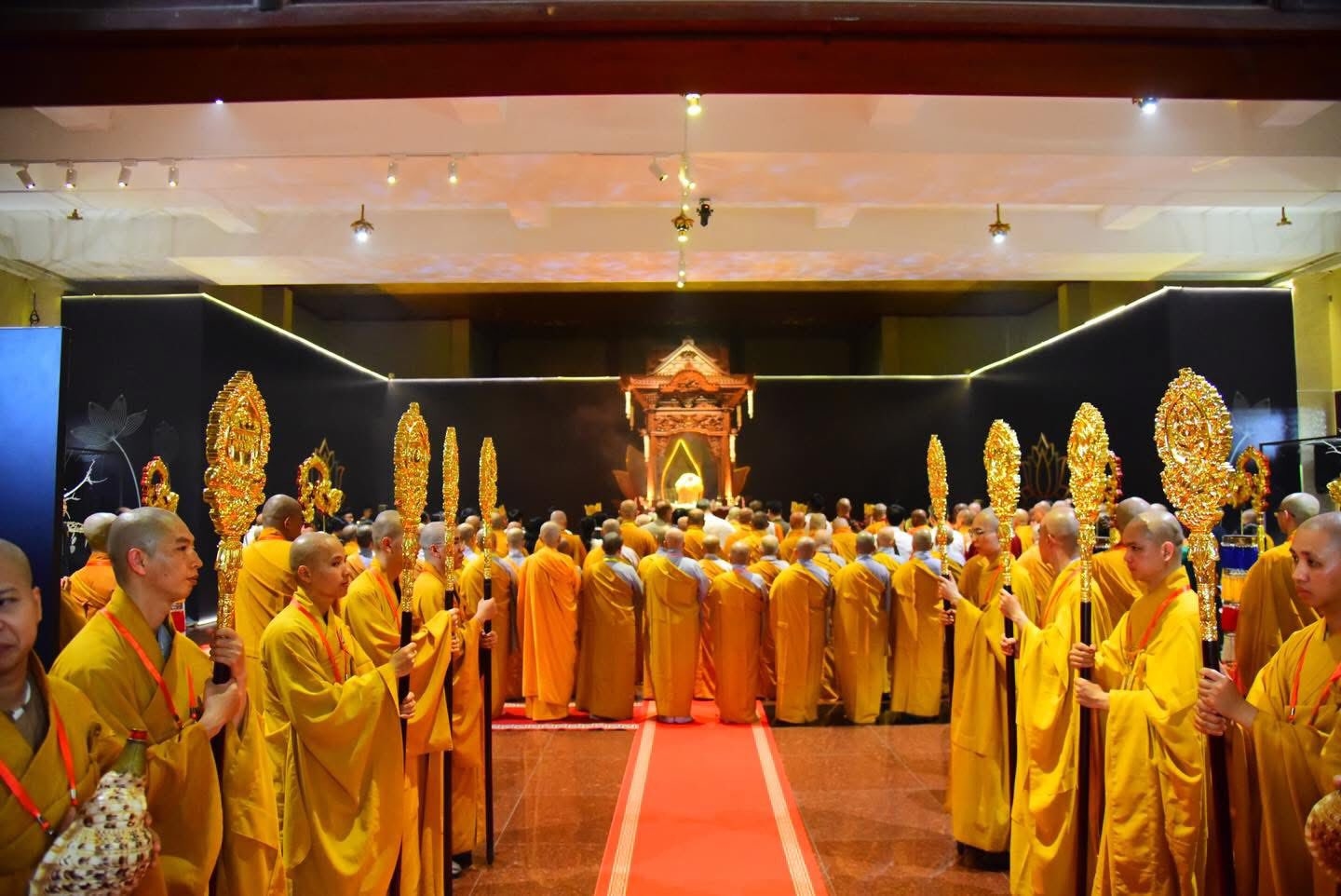 Sau gần 30 phút làm lễ tại Học viện Phật giáo Việt Nam, đoàn cung rước xá lợi Đức Phật di chuyển về chùa Thanh Tâm.