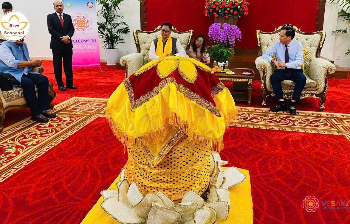 Cùng ngày, xá lợi Đức Phật được xe chuyên dụng đưa về tôn trí tại chùa Thanh Tâm (Phật Cô Đơn), Học viện Phật giáo Việt Nam cơ sở Lê Minh Xuân, huyện Bình Chánh (TPHCM).