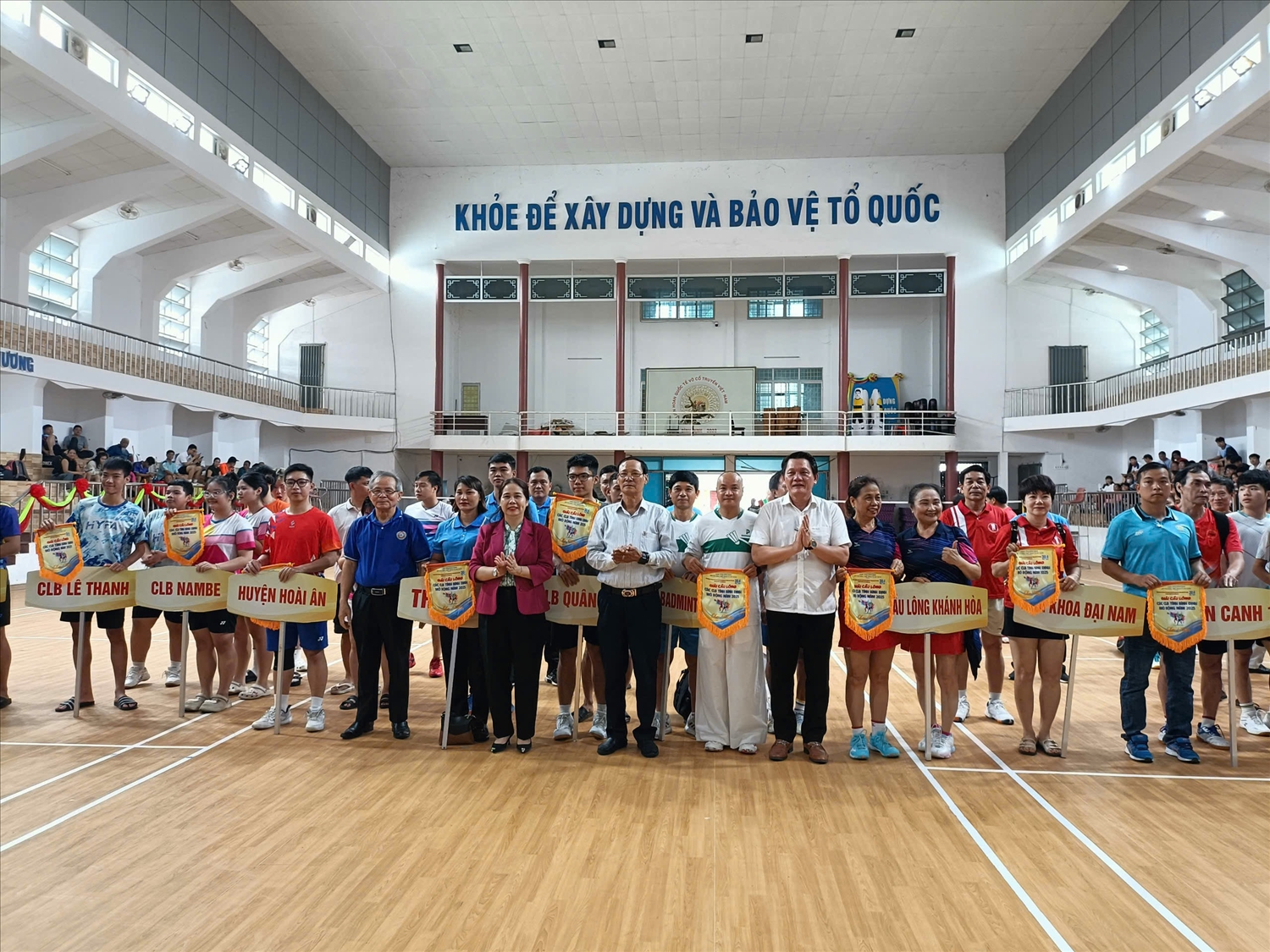 17 CLB cầu lông trong và ngoài tỉnh, tranh tài ở 26 nội dung thuộc 8 nhóm tuổi, với hơn 150 trận đấu