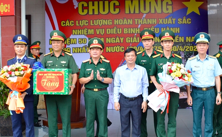 Phó Chủ tịch Thường trực UBND tỉnh Bình Định, ông Nguyễn Tuấn Thanh tặng quà cho đoàn công tác