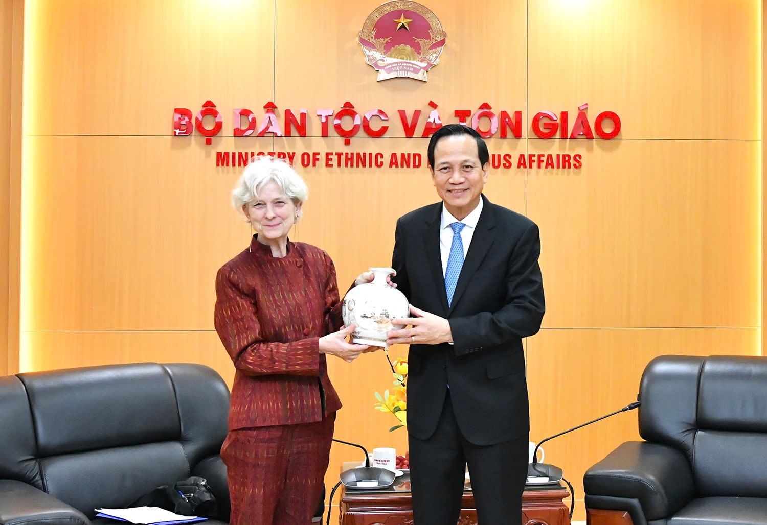 Bộ trưởng Bộ Dân tộc và Tôn giáo Đào Ngọc Dung tặng quà bà Giám đốc Văn phòng Tổ chức Lao động Quốc tế 
