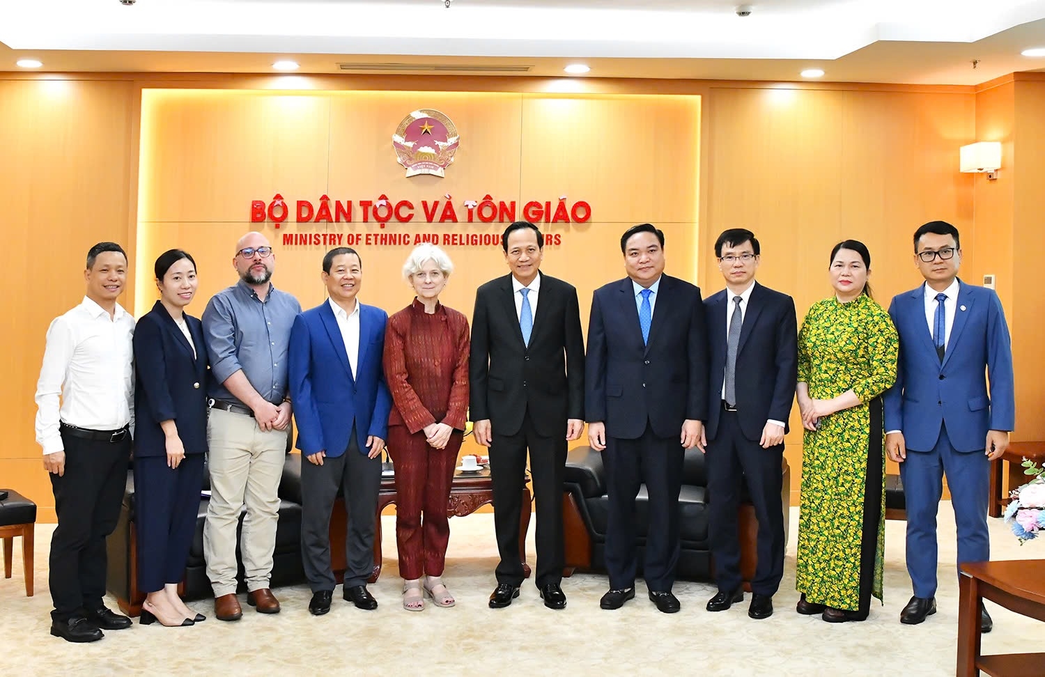 Bộ trưởng Bộ Dân tộc và Tôn giáo Đào Ngọc Dung; Giám đốc Văn phòng ILO Ingrid Christensen và các đại biểu chụp ảnh lưu niệm