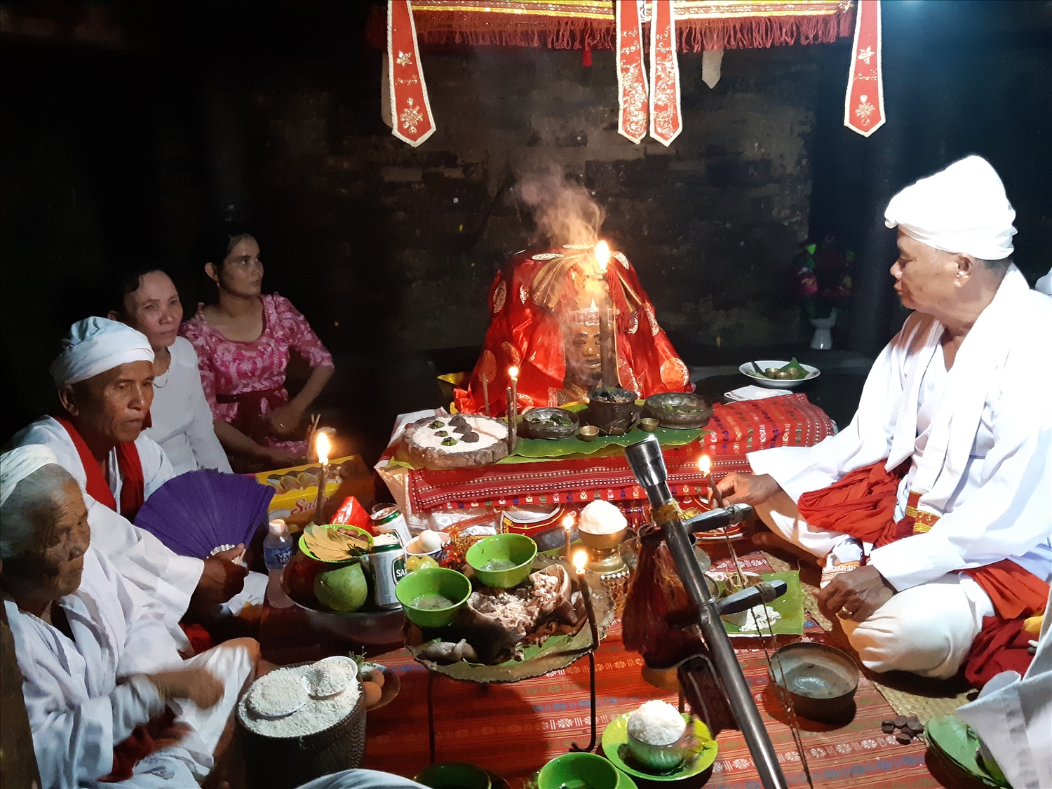Các chức sắc dâng lễ vật tại đền tháp Po Klong Garai