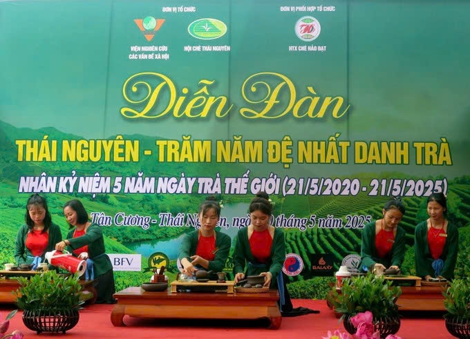 Trình diễn nghi thức pha và mời trà trong đời sống văn hóa người Việt. Ảnh: TL