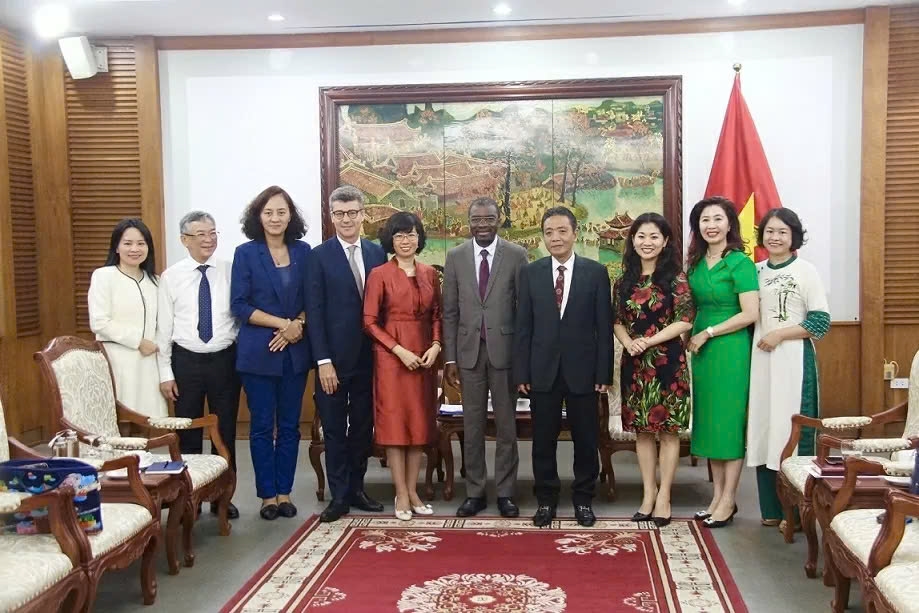 Đại biểu tham dự buổi làm việc chụp ảnh lưu niệm. (Nguồn: Bộ Văn hóa, Thể thao và Du lịch)