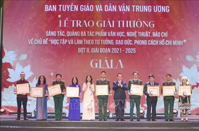 Lãnh đạo Ban Tuyên giáo và Dân vận Trung ương trao giải A cho các tác giả, nhóm tác giả. Ảnh: TTXVN