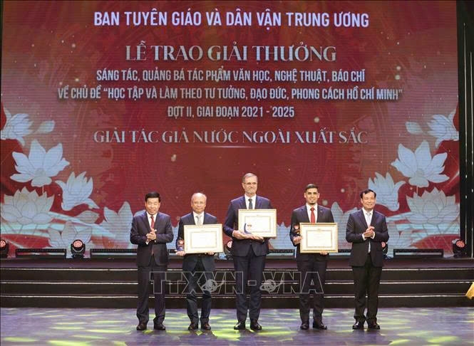 Ban Tổ chức trao giải thưởng cho các tác giả nước ngoài xuất sắc. Ảnh: TTXVN