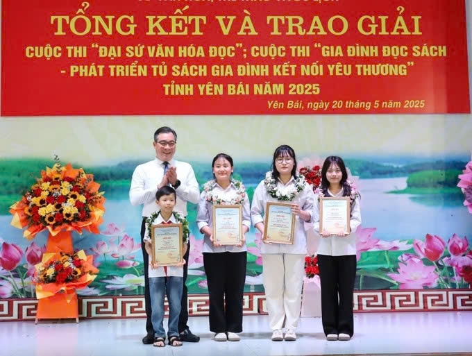 Giám đốc Sở Văn hóa, Thể thao và Du lịch tỉnh Yên Bái Nông Việt Yên trao Danh hiệu đại sứ Văn hóa đọc tiêu biểu cho 4 thí sinh. Ảnh: TTXVN