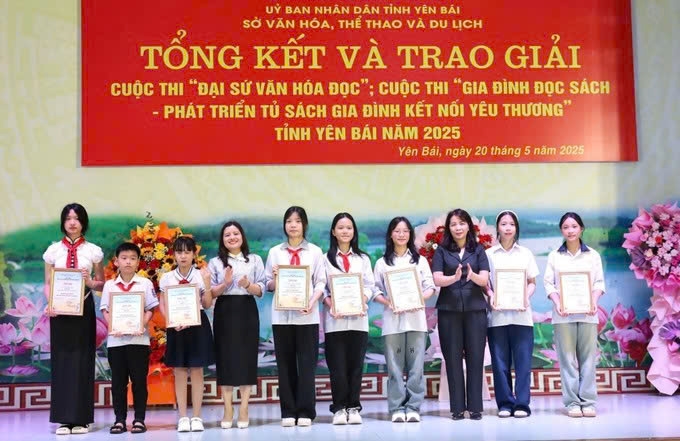 Ban Tổ chức trao giải cho học sinh đạt giải Cuộc thi “Đại sứ văn hóa đọc”. Ảnh: TTXVN 