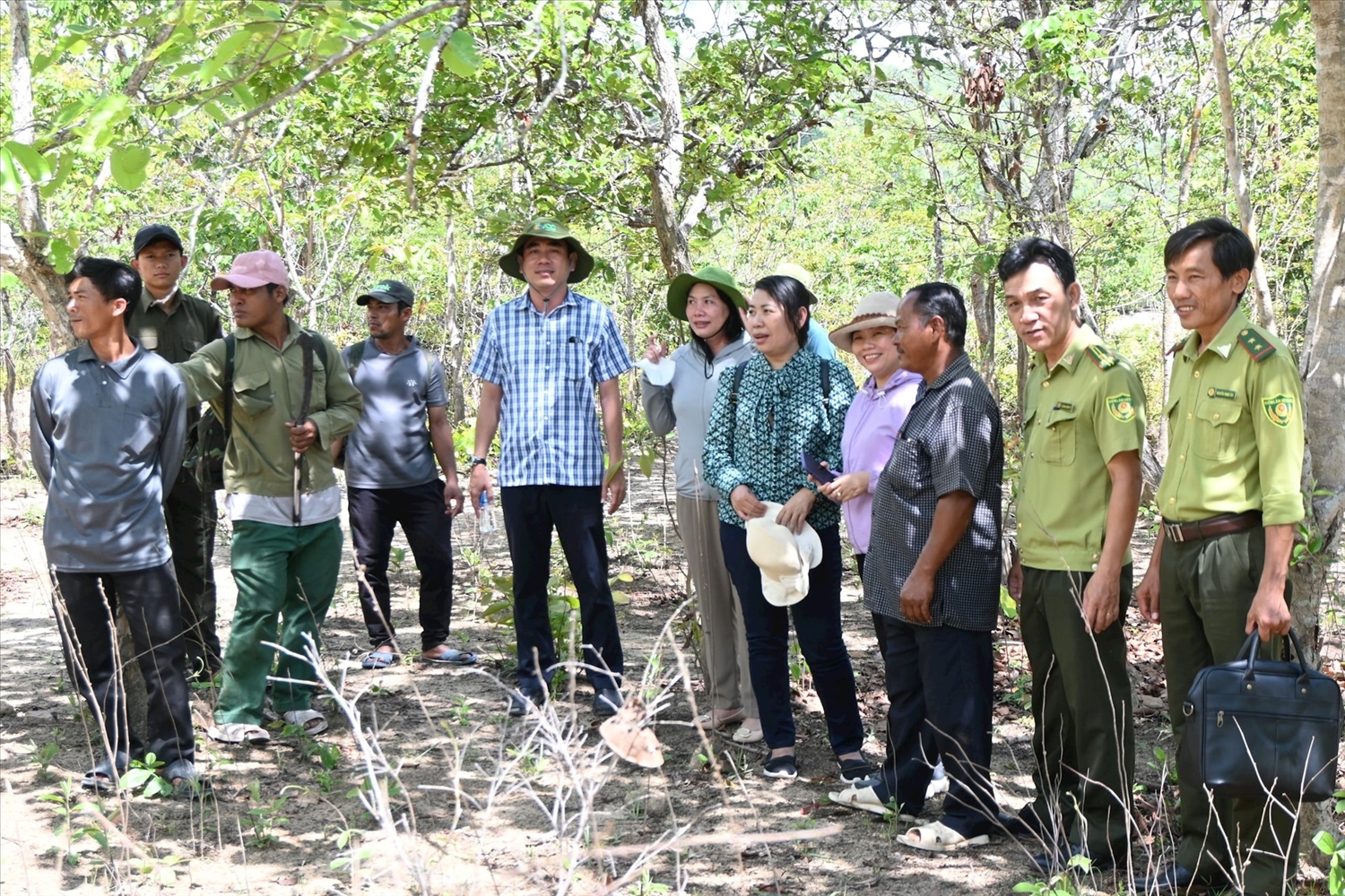 Ban Dân tộc HĐND tỉnh Bình Thuận cuộc khảo sát chính sách khoán bảo vệ rừng tại xã Phan Dũng và Ban Quản lý rừng phòng hộ Tuy Phong ngày 14/5/2025. (Ảnh: M.Vân) 