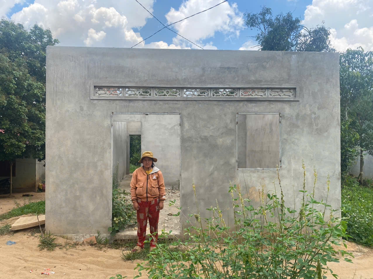 Chị Y Thuyên, thôn Đăk Nu, xã Ngọc Tụ, huyện Đăk Tô trước căn “nhà tình thương” dang dở mà bà Y Phím hứa hẹn hỗ trợ 