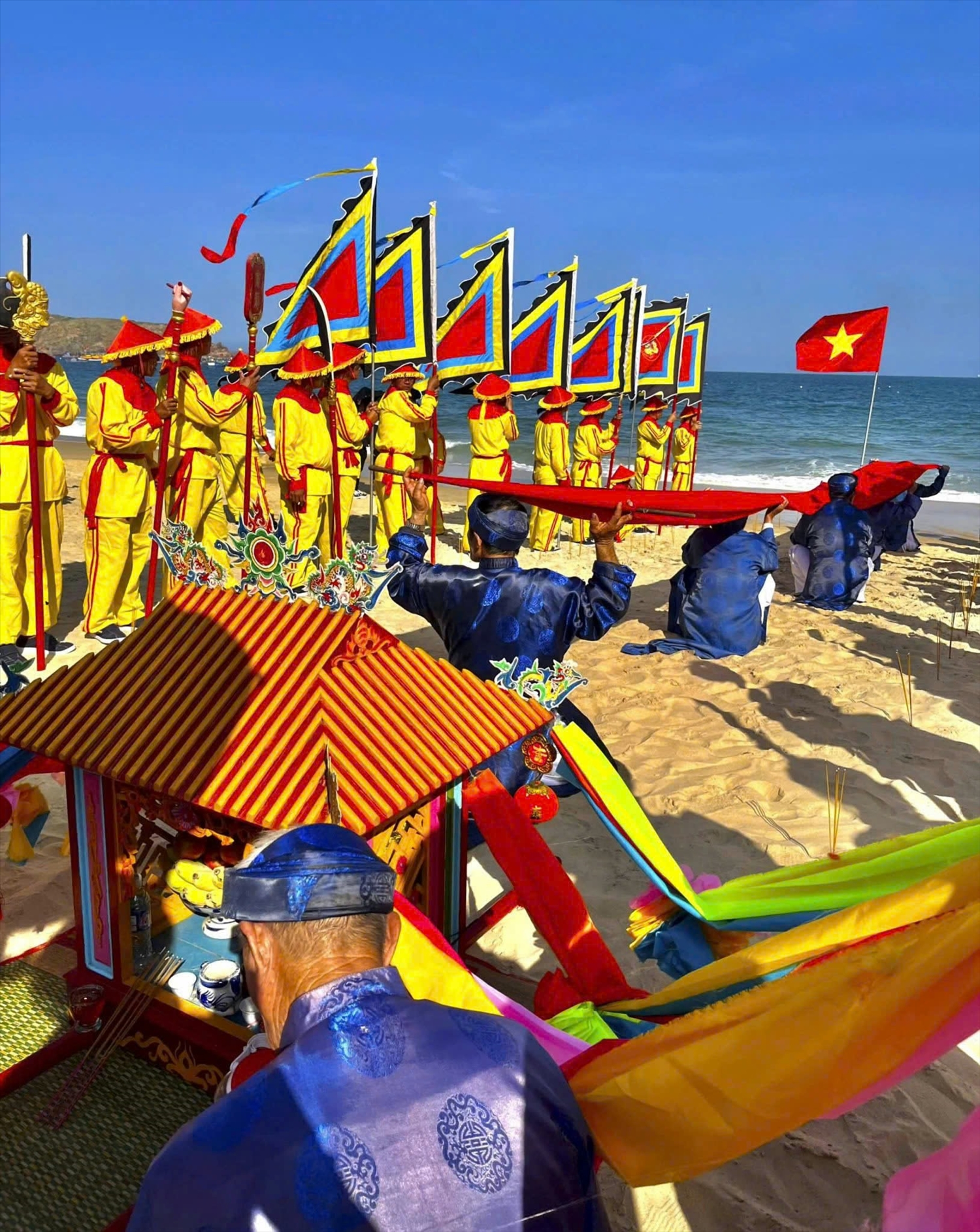 Nghi thức hành lễ rước thần Nam Hải