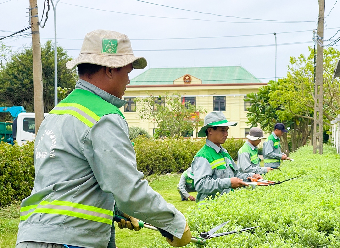 Công nhân Xí nghiệp Môi trường đô thị Lý Sơn, Quảng Ngãi chăm sóc cây xanh