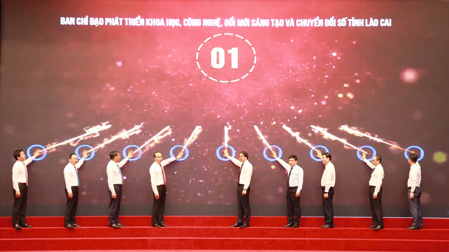 Thực hiện nghi lễ bấm nút phát động Phong trào "Bình dân học vụ số" trên địa bàn tỉnh Lào Cai