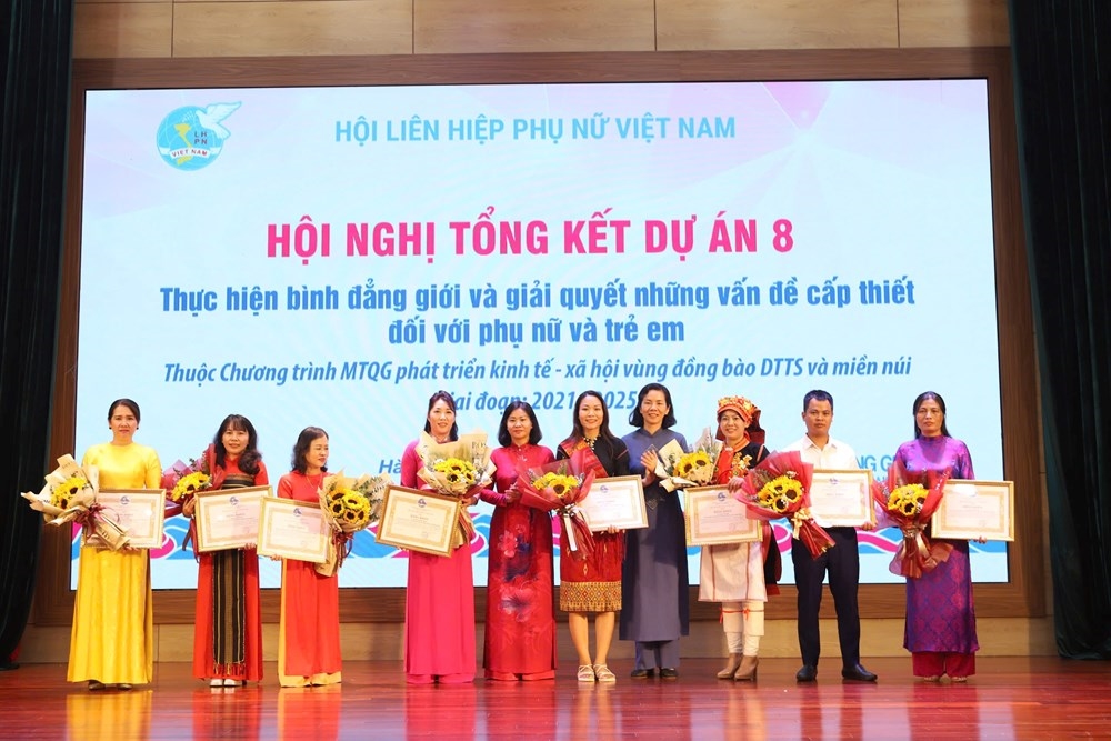 Bà Hồ Thị Minh (ngoài cùng, bên phải) nhận bằng khen của Hội LHPN Việt Nam