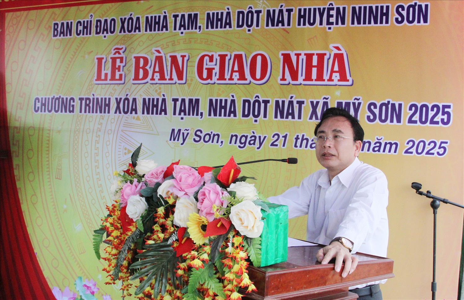 Ông Nguyễn Văn Nhựt, Bí thư Huyện ủy, Trưởng Ban chỉ đạo xóa tạm, nhà dột nát huyện Ninh Sơn phát biểu tại buổi lễ bàn giao nhà.