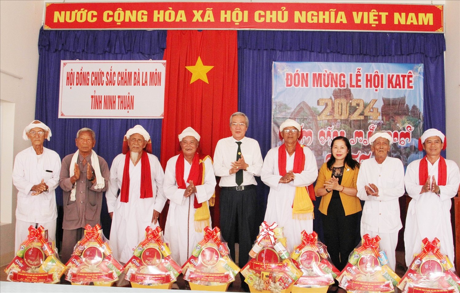 Lãnh đạo Ủy ban MTTQ Việt Nam tỉnh thăm chúc mừng Tết Katê 2024 đến Hội đồng Chức sắc Chăm Bàlamôn tỉnh. (Ông Quảng Văn Đại đứng thứ 2 từ phải sang).