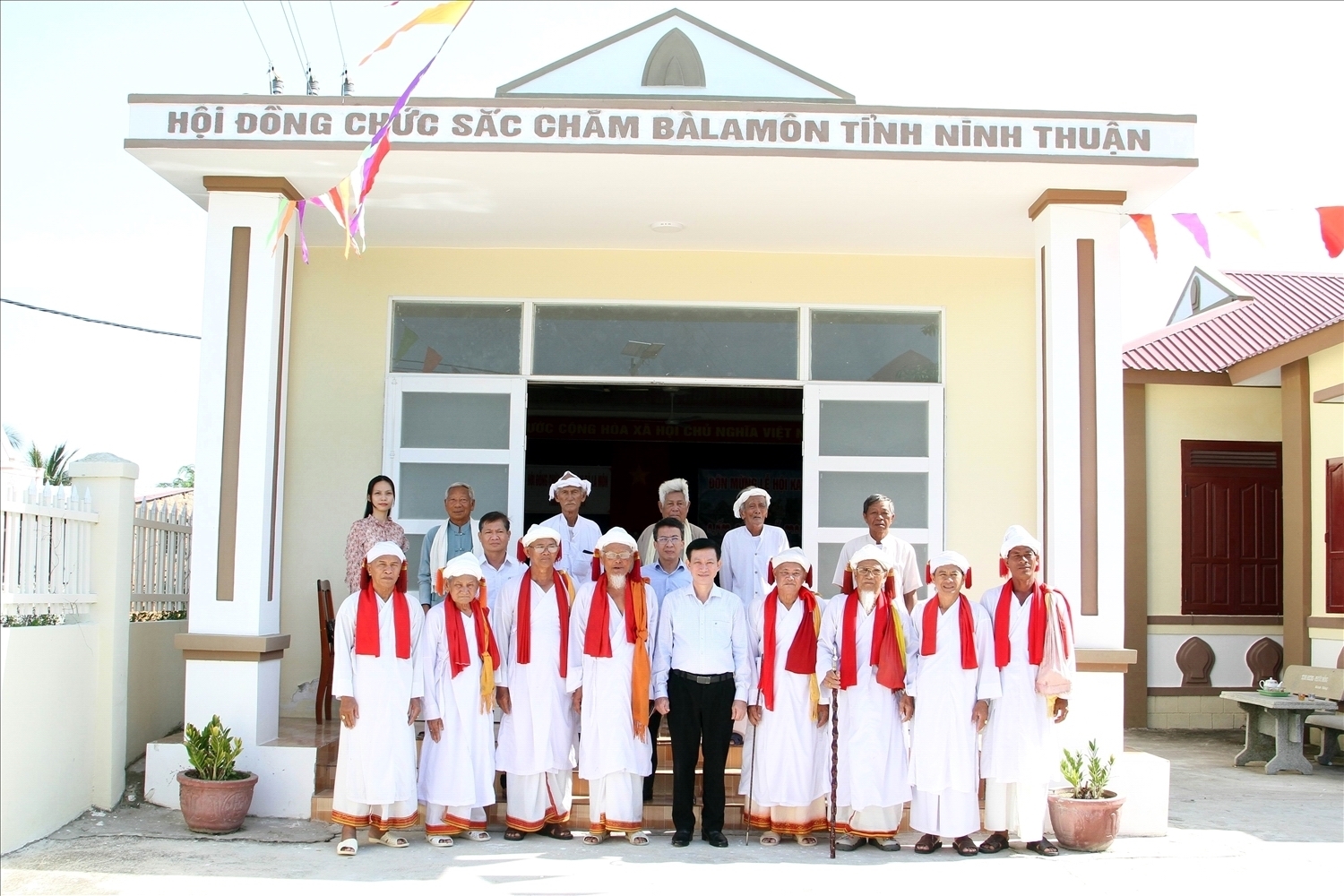 Đoàn công tác Ban Tôn giáo Chính phủ thăm chúc mừng Tết Katê 2024 đến Hội đồng Chức sắc Chăm Bàlamôn tỉnh, ông Quảng Văn Đại đứng thứ 2 từ phải sang (hàng thứ 2).